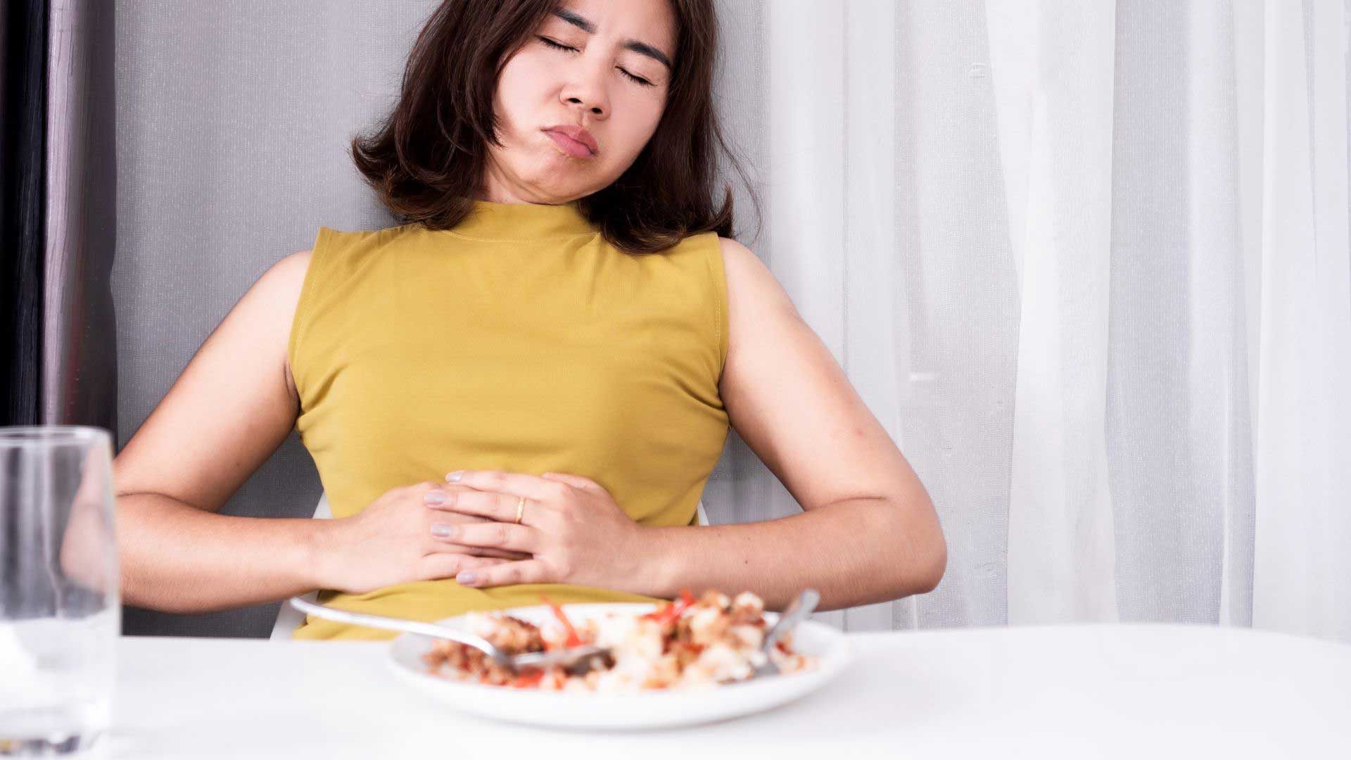 Frau mit Verdauungsbeschwerden