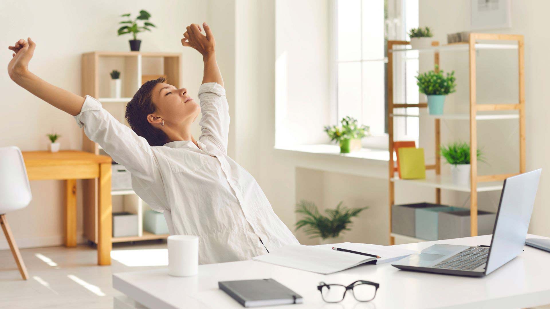 Frau ist entspannt bei der Arbeit