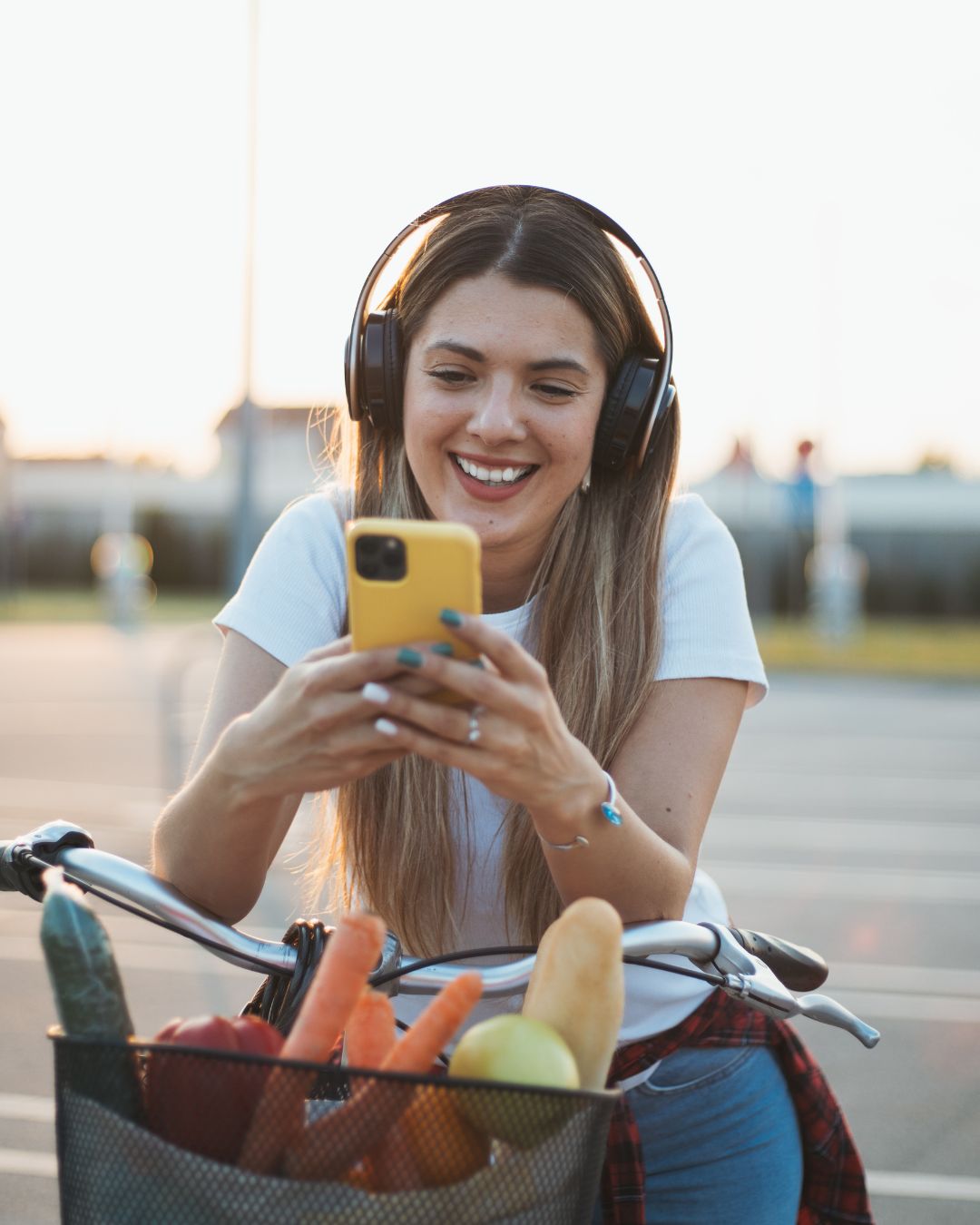 Frau kauft mit dem Rad ein und schaut auf das Stoffwechsel-Programm