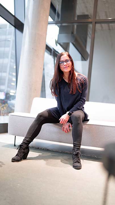 Portrait von Jasmin Kaiser sitzend im Office